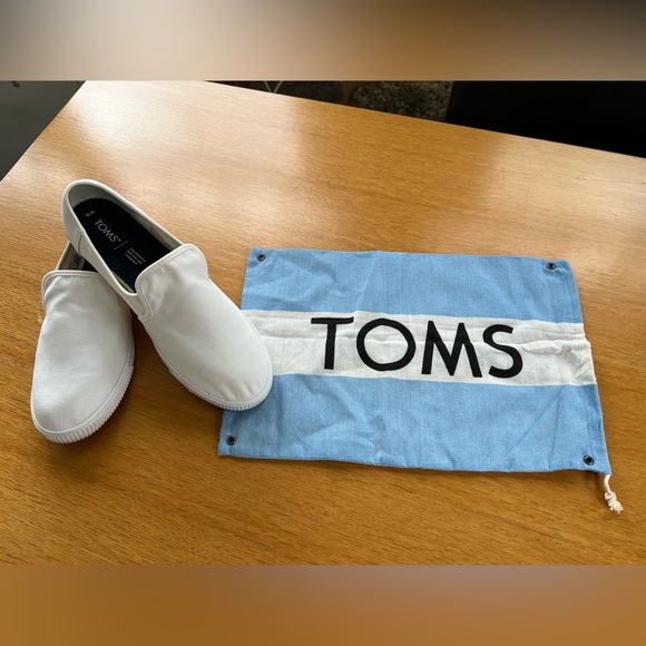 Toms White Canvas Slip Ons. Size-10. Comes with Dust bag.  Worn 2 or 3 times. - Picture 6 of 15